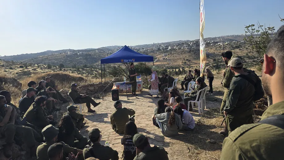 מפגש כתיבת אותיות עם משפחה שכולה